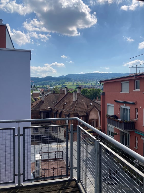 Charmante 3-Zimmer-Dachwohnung mit Galerie und Balkon an zentraler Lage in Dietikon 2