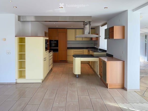 Exklusive 4.5-Zimmer-Gartenwohnung mit vier Parkplätzen, Cheminée und Sauna 4