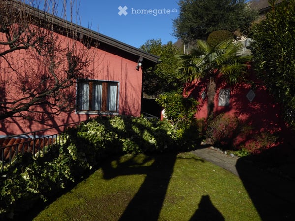 Schöne 8 Zi. Zweifamilienvilla mit herrlicher Seesicht und schöner Gartenanlage 28