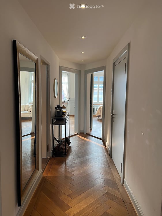 Gehobene 3.5-Zimmer-Altbauwohnung mit Balkon im Herzen von Zürich 4
