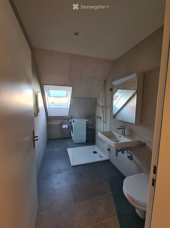 Grosszügige 4.5-Zimmer-Dachwohnung mit Balkon in Oberweningen 6