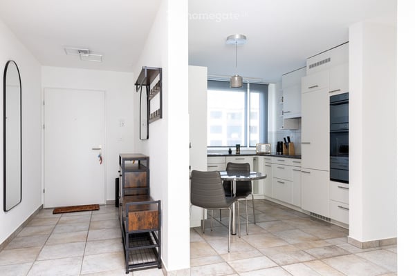 Bright 3.5-Room Furnished Apartment with Lake Views in Horgen – Seestrasse 124A 4