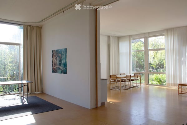 Lichtdurchflutete Räume, raumhohe Fenster und eine beeindruckende Raumhöhe von 3,20 m