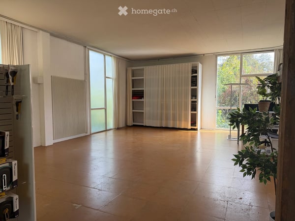 Lichtdurchflutete Räume, raumhohe Fenster und eine beeindruckende Raumhöhe von 3,20 m 4