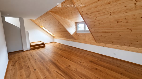 Helle Dachwohnung mit modernem Ausbau und charmanten Holzdetails 2