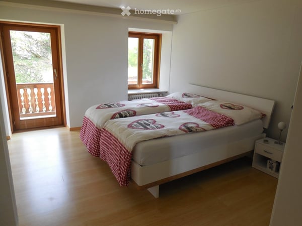Teil-Möblierte 3.5-Zimmer-Wohnung in Champfèr – Zentrale Lage nahe See und Natur 2