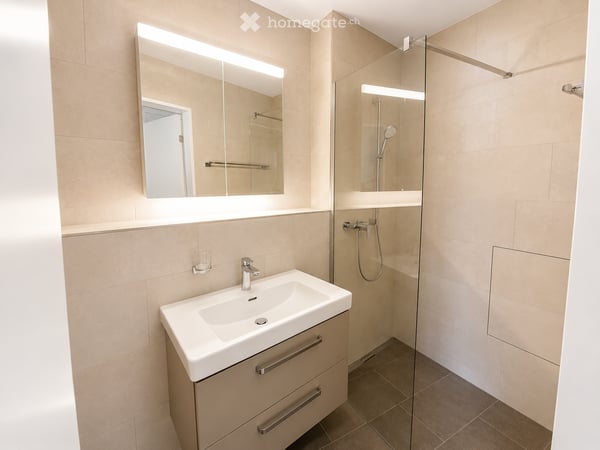Zentrale und moderne Wohnung 8