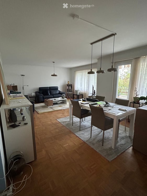 Spacieux appartement de 6 pièces avec balcon à Pully 3330.- charges comprises 3