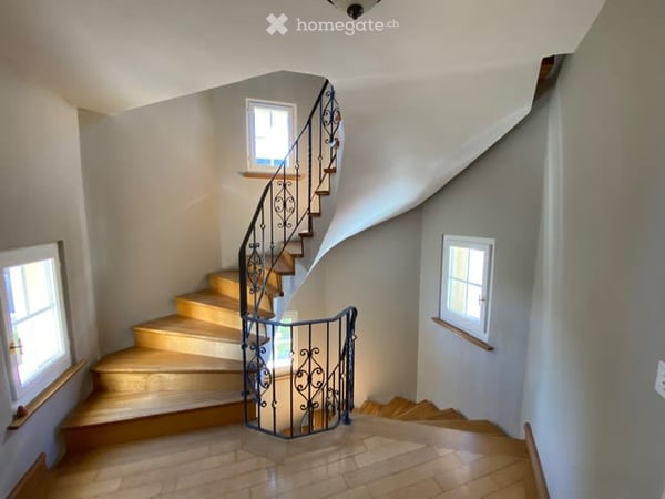 Wohnen im wunderschönen Schloss Lohnegg mit Seesicht 2