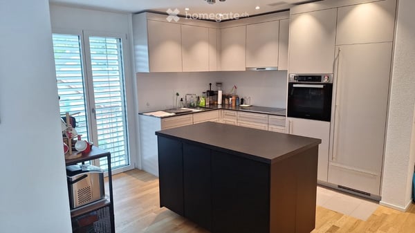 Bright 3.5-Room Apartment with Balcony and Terrace in Zürich Oerlikon 3