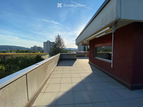 Grosszügige Attikawohnung mit Rundum-Terrasse und Weitblick