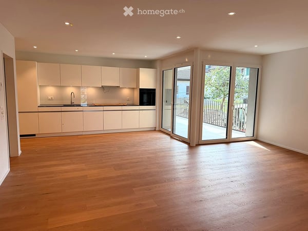 ERSTVERMIETUNG: 3.5-Zimmer-Neubauwohnung mit zwei Bädern und 17 m² gedecktem Balkon
