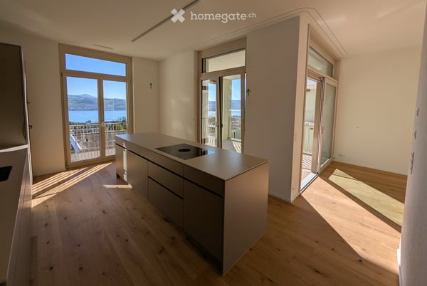 Exklusive 3.5-Zimmer-Dachwohnung im Eigentumsstandard mit bester 180°-Seesicht