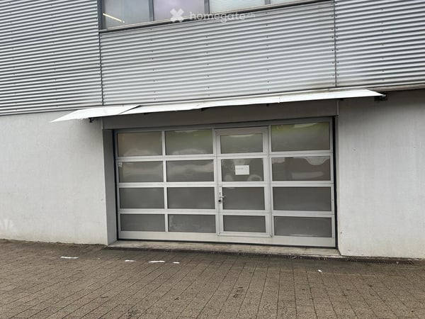 Lagerfläche mit grossem Tor und eigenem WC 3