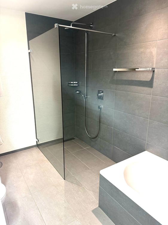 Schöne, helle 3.5 Zimmer Wohnung im 1. Stock mit Sicht auf Berge sucht neuen Eigentümer 17