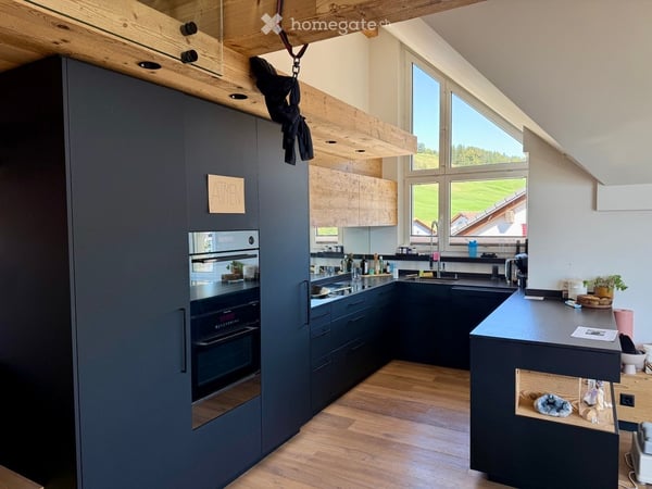 Charmante 4-Zimmer-Attikawohnung im Chalet-Stil mit Seeblick