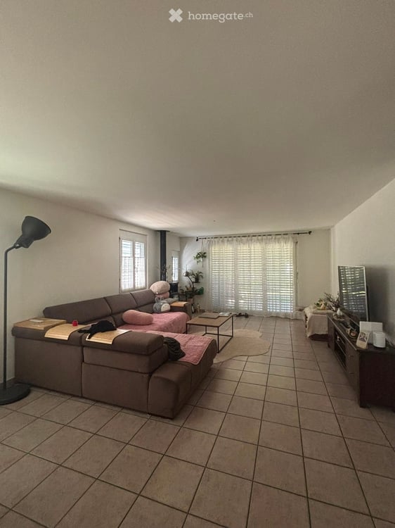 Grosszügige 4.5 Zimmer-Wohnung mit Gartensitzplatz in ruhiger Lage in Galgenen 12