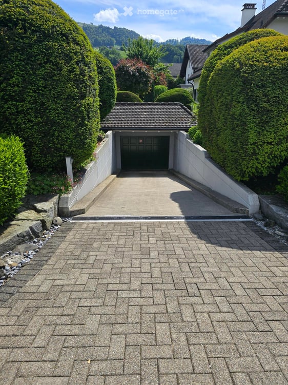 Grosszügige 4.5 Zimmer-Wohnung mit Gartensitzplatz in ruhiger Lage in Galgenen 2