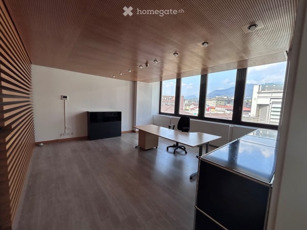 Prestigioso ufficio in CENTRO CHIASSO, IN PALAZZO DIREZIONALE in posizione strategica 1