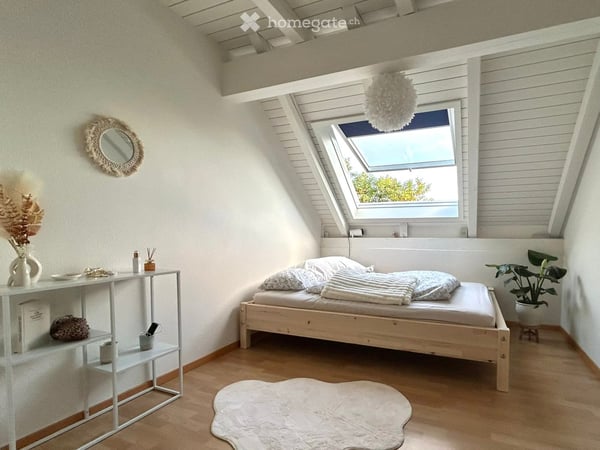 Charmante 4.5-Zimmer-Dachwohnung an der Bahnhofstrasse in Sins