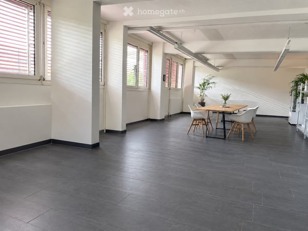 Heller Gewerberaum mit diversen Räumen in Oberweningen