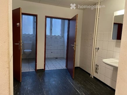 Heller Gewerberaum mit diversen Räumen in Oberweningen 4