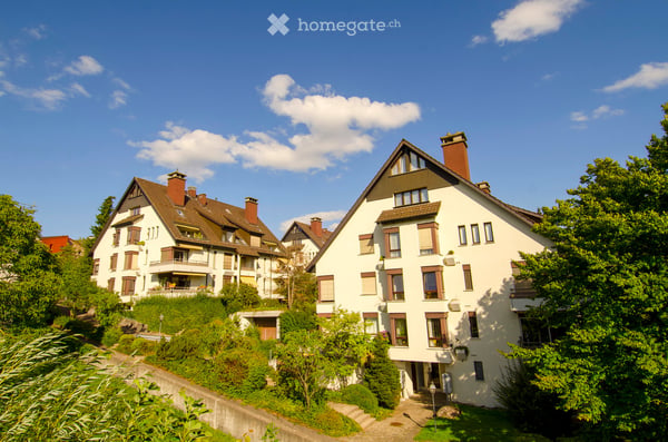 Perfekt gelegene Familienwohnung mit Balkon und Kamin in Zürich-Höngg