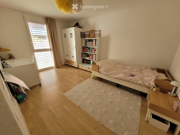 Appartement 2.5 pièces avec balcon, garage, place de jeux 3