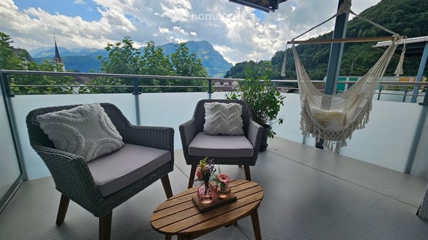 Attraktive möbilierte 3.5 Zimmer Wohnung mit Balkon und traumhafter Aussicht