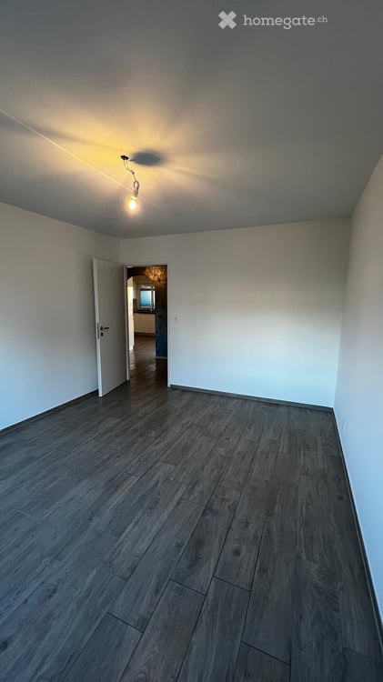Renovierte 3.5-Zimmer-Wohnung mit 12 m² Abendsonnen-Balkon – Kindergarten & Schule vis-à-vis 11