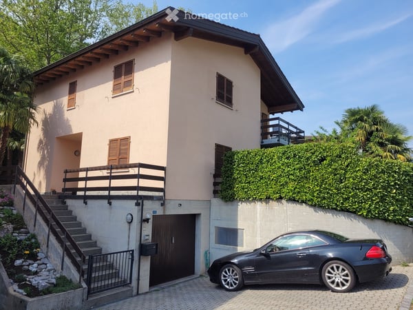 Bella casa unifamiliare con giardino e fantastica vista lago - Riva San Vitale TI