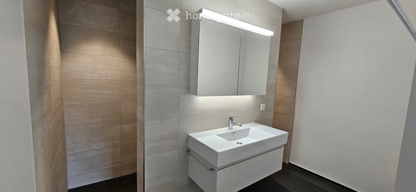Moderne 2.5-Zimmer-Wohnung mit Sitzplatz und Aussicht auf die Berge 4