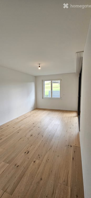 Moderne 2.5-Zimmer-Wohnung mit Sitzplatz und Aussicht auf die Berge 3