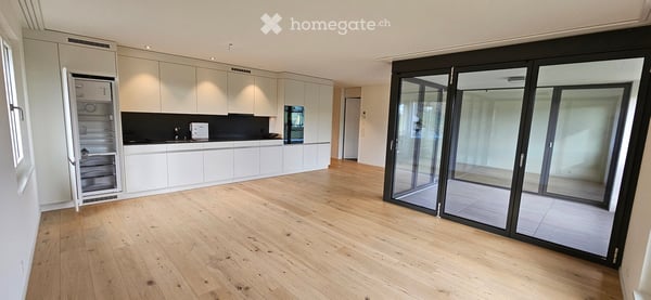 Moderne 2.5-Zimmer-Wohnung mit Sitzplatz und Aussicht auf die Berge 1