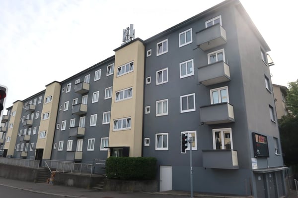 Charmante helle 2.5-Zimmer-Altbauwohnung mit Balkon in Zürich-Oerlikon 1