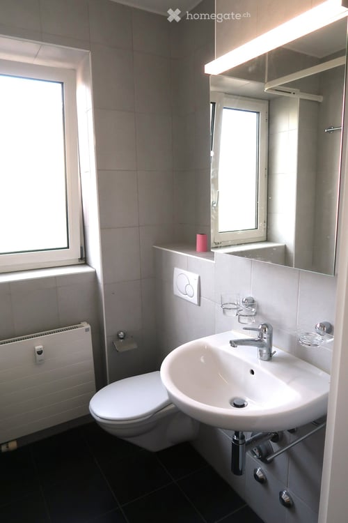 Charmante helle 2.5-Zimmer-Altbauwohnung mit Balkon in Zürich-Oerlikon 3