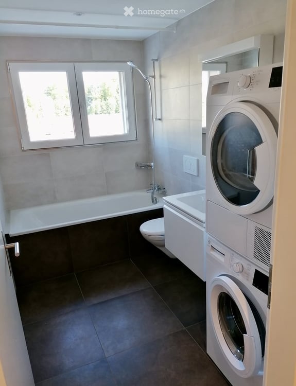 Attraktive 4-Zimmer-Wohnung mit grossem Balkon & schöner Aussicht auf den Sportplatz 2