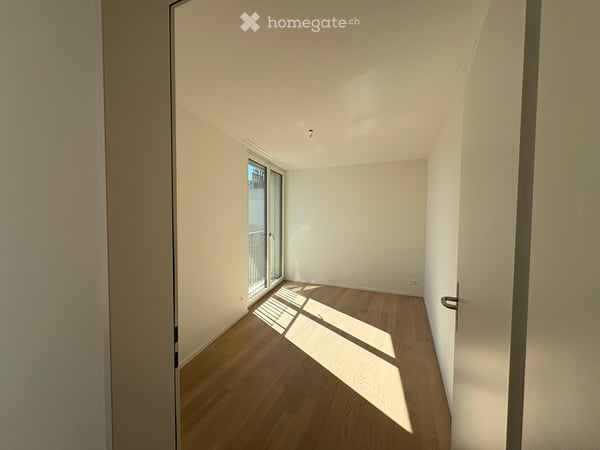 Bright 2.5-Room Apartment with Winter Garden, 2 Bathrooms and Balcony in Zurich-Affoltern 10
