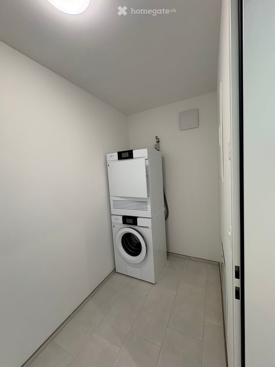 Bright 2.5-Room Apartment with Winter Garden, 2 Bathrooms and Balcony in Zurich-Affoltern 3