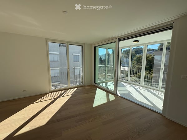 Bright 2.5-Room Apartment with Winter Garden, 2 Bathrooms and Balcony in Zurich-Affoltern 11