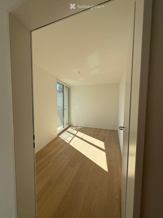 Bright 2.5-Room Apartment with Winter Garden, 2 Bathrooms and Balcony in Zurich-Affoltern 4