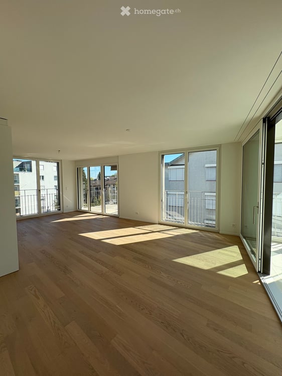 Bright 2.5-Room Apartment with Winter Garden, 2 Bathrooms and Balcony in Zurich-Affoltern 12