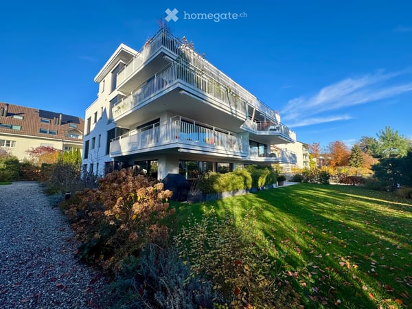 Moderne 4.5-Zimmer-Wohnung mit grossem Balkon und See-/Bergsicht in Uetikon am See