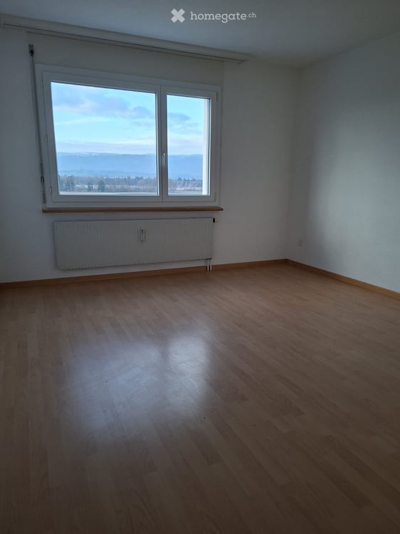 Sonnige 3.5-Zimmer-Wohnung mit Balkon und herrlicher Aussicht in Busswil BE 2