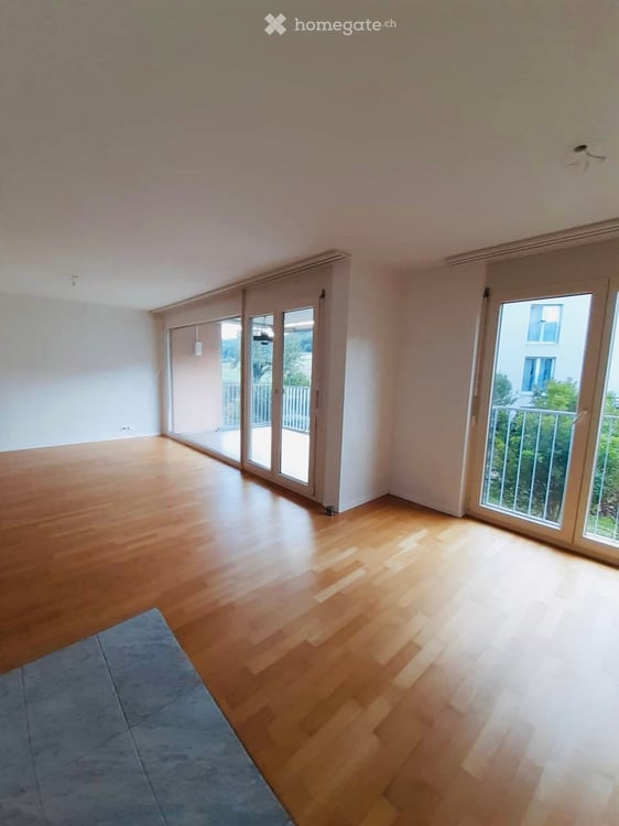 Modern wohnen, schnell in Zürich – 2.5-Zimmerwohnung mit Balkon & TG inklusive