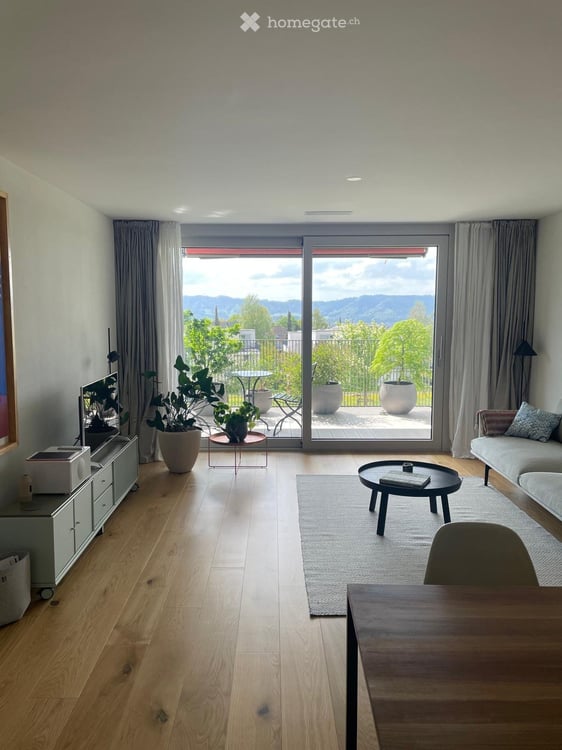 Helle, moderne Wohnung mit Balkon und schöner Aussicht