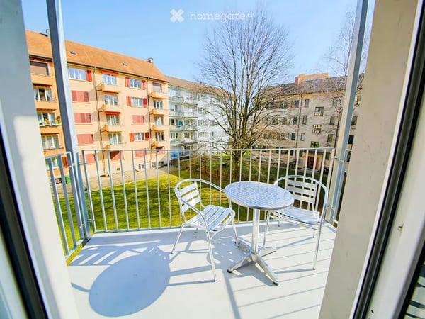 Modern möblierte 2,5-Zimmer-Wohnung mit Balkon in ruhiger Lage – Zürich-Oerlikon