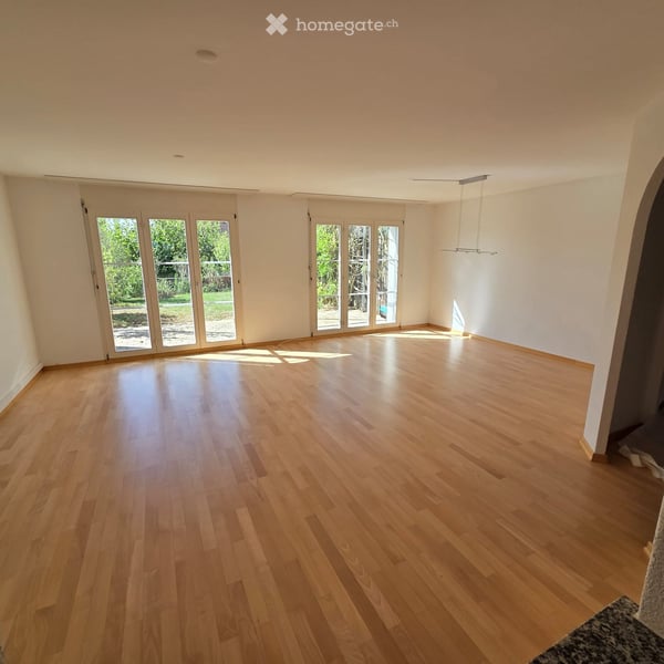 Stilvolle 5.5-Zimmer-Doppelhaushälfte mit Alpenpanorama und sonnigem Garten 1