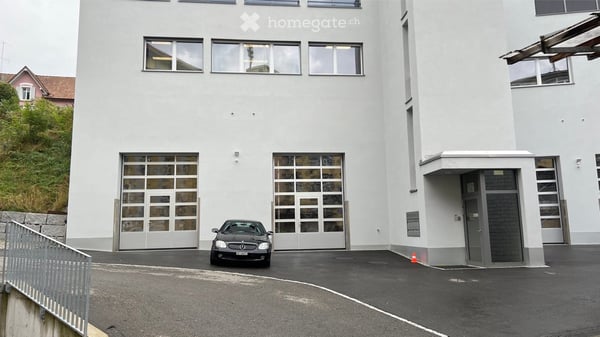 Gewerbe- und Lagerraum mit Sektionaltor, H: 6m 2
