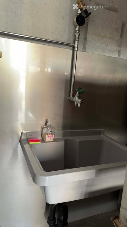 Gewerbe- und Lagerraum mit Sektionaltor, H: 6m 8
